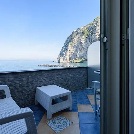 De Vivo Realty - Captain Mike Apartment