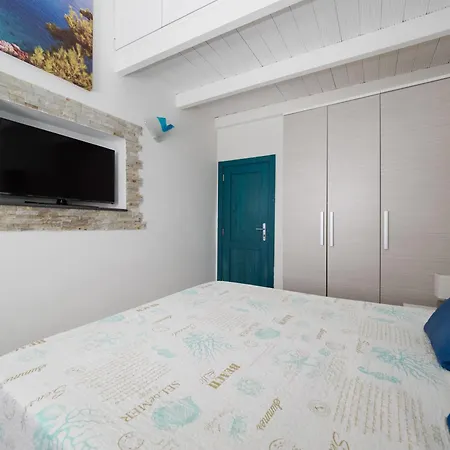 De Vivo Realty - Captain Mike Apartment Meta