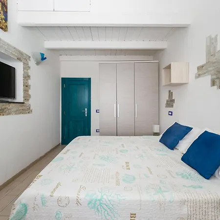 De Vivo Realty - Captain Mike Apartment