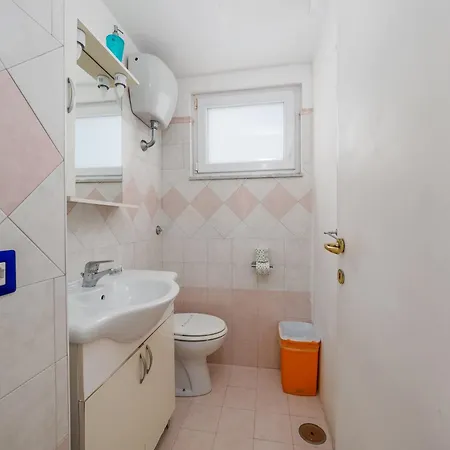 De Vivo Realty - Captain Mike Apartment