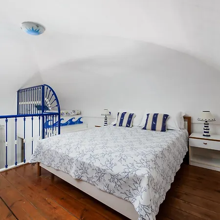 De Vivo Realty - Captain Mike Apartment Meta