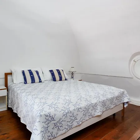 De Vivo Realty - Captain Mike Apartment