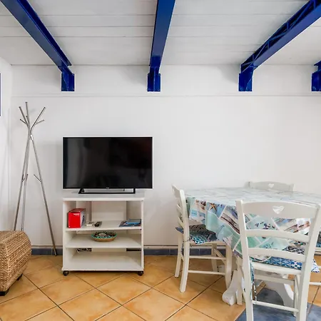 De Vivo Realty - Captain Mike Apartment